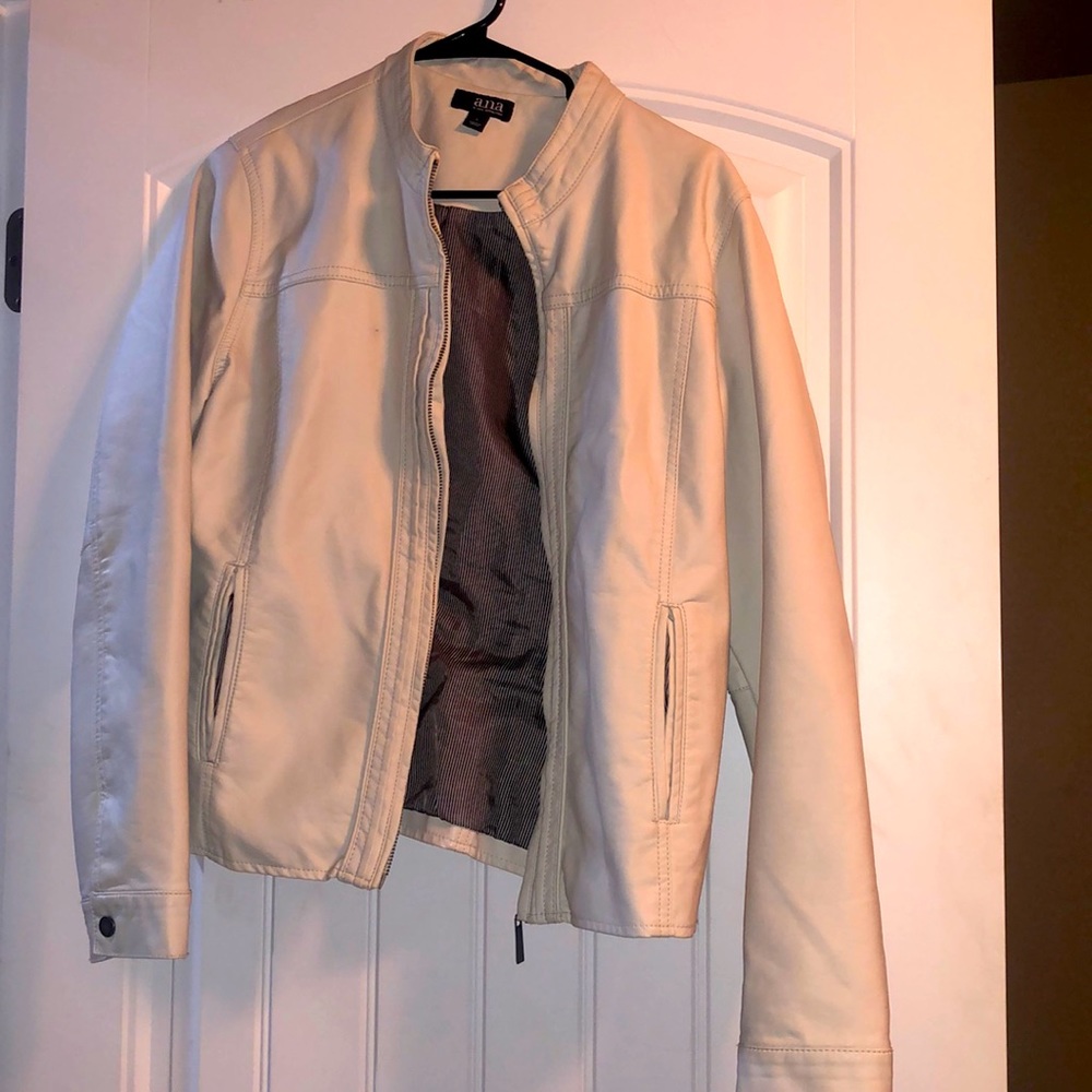 Ana leather jacket. Women size Large. Fitted but still lose.